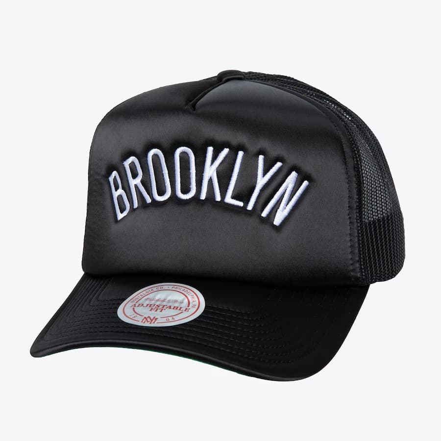 bejsbolka-mitchell-ness-black-brooklyn-nets-satin-trucker-snapback-hat