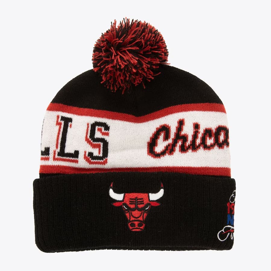 shapka-mitchell-ness-black-chicago-bulls-hardwood-classics-block-sweep-cuffed-knit-hat-with-pom