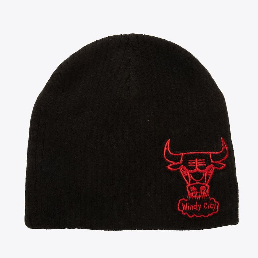 shapka-mitchell-ness-black-chicago-bulls-hardwood-classics-varsity-patch-knit-beanie