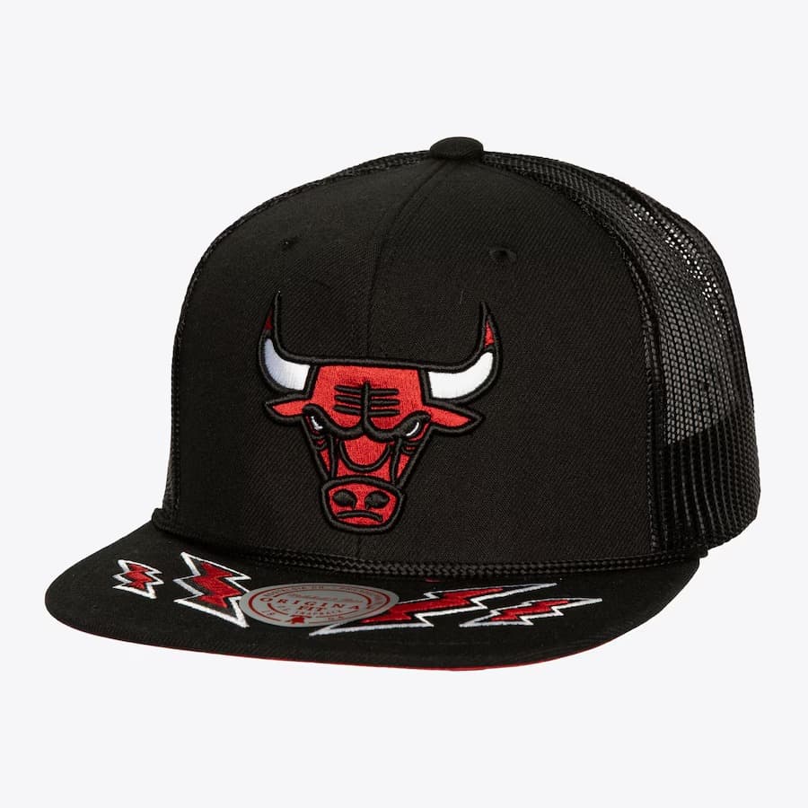 bejsbolka-mitchell-ness-black-chicago-bulls-recharge-trucker-snapback-hat