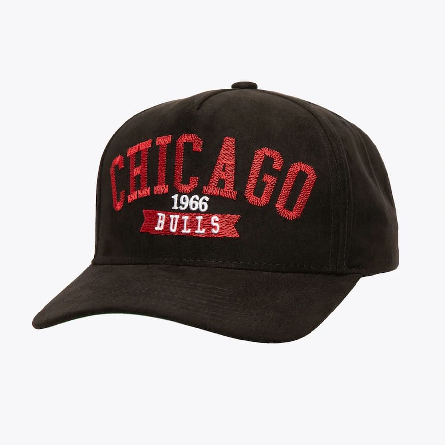 bejsbolka-mitchell-ness-black-chicago-bulls-suede-pro-adjustable-hat