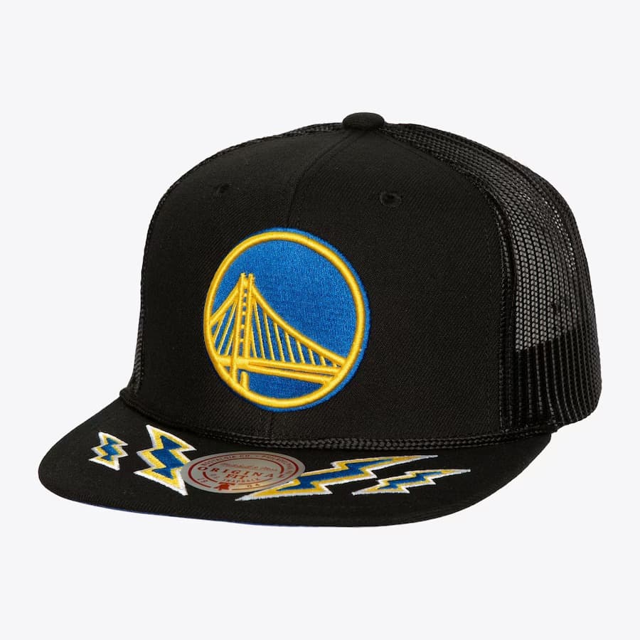 bejsbolka-mitchell-ness-black-golden-state-warriors-recharge-trucker-snapback-hat