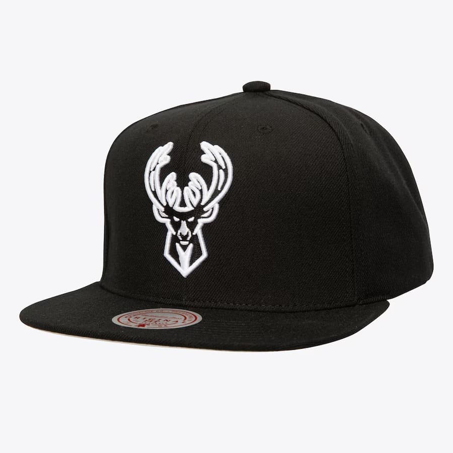 bejsbolka-mitchell-ness-black-milwaukee-bucks-og-snapback-hat