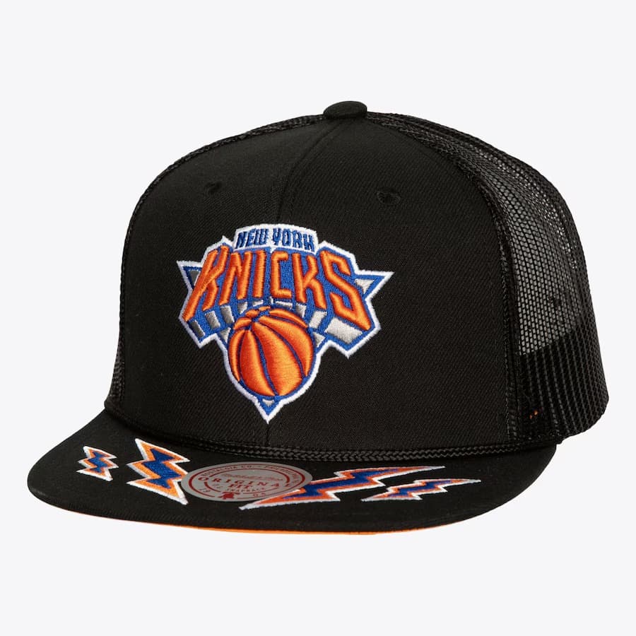 bejsbolka-mitchell-ness-black-new-york-knicks-recharge-trucker-snapback-hat