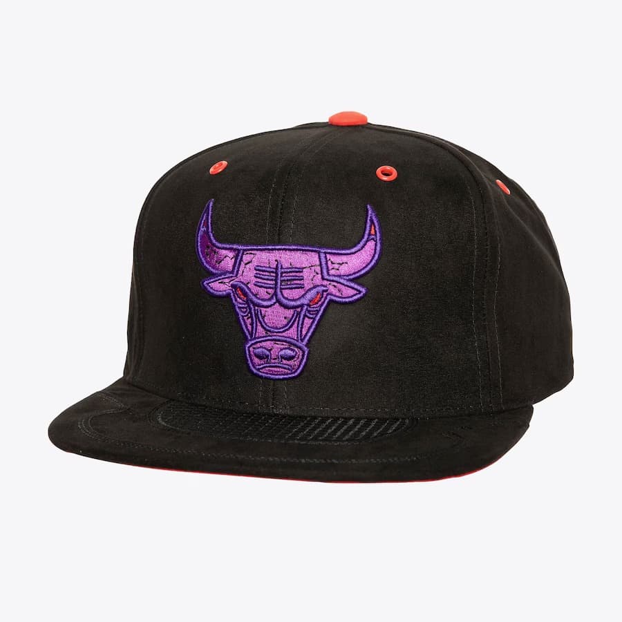 bejsbolka-mitchell-ness-black-purple-chicago-bulls-day-4-snapback-hat