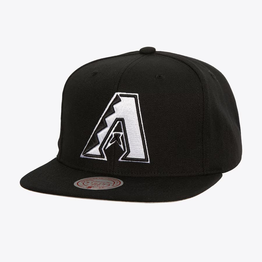 bejsbolka-mitchell-ness-black-white-arizona-diamondbacks-cooperstown-collection-evergreen-og-snapback-hat