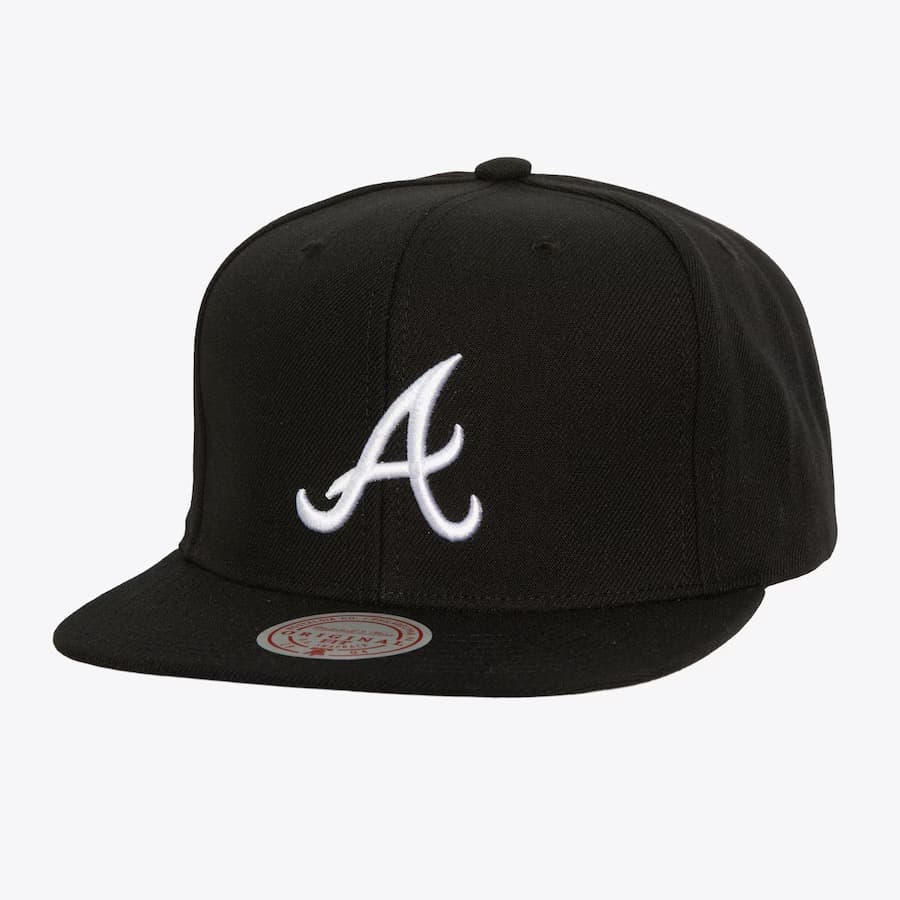 bejsbolka-mitchell-ness-black-white-atlanta-braves-evergreen-og-snapback-hat