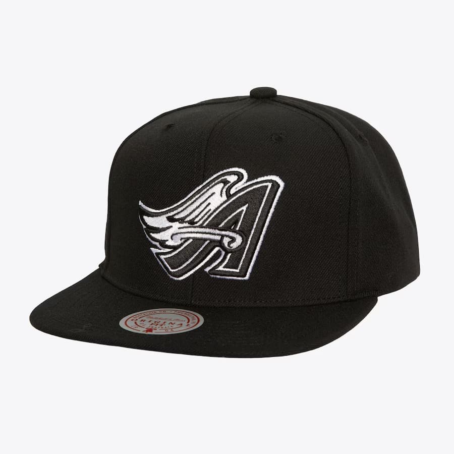 bejsbolka-mitchell-ness-black-white-california-angels-cooperstown-collection-evergreen-og-snapback-hat