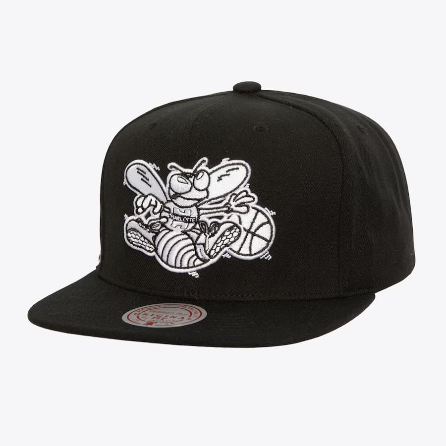 bejsbolka-mitchell-ness-black-white-charlotte-hornets-hardwood-classics-evergreen-og-snapback-hat