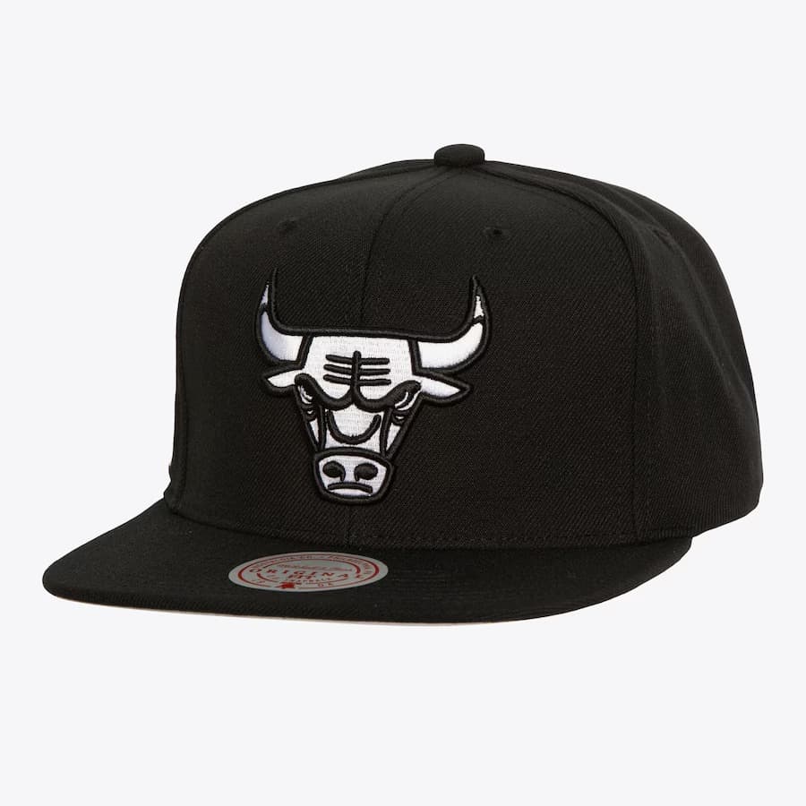 bejsbolka-mitchell-ness-black-white-chicago-bulls-evergreen-og-snapback-hat