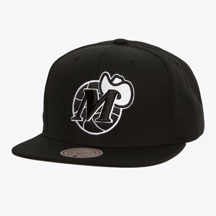 bejsbolka-mitchell-ness-black-white-dallas-mavericks-hardwood-classics-evergreen-og-snapback-hat