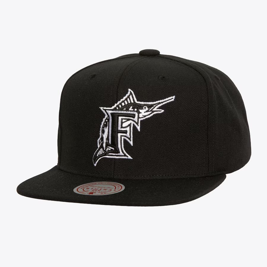 bejsbolka-mitchell-ness-black-white-florida-marlins-cooperstown-collection-evergreen-og-snapback-hat