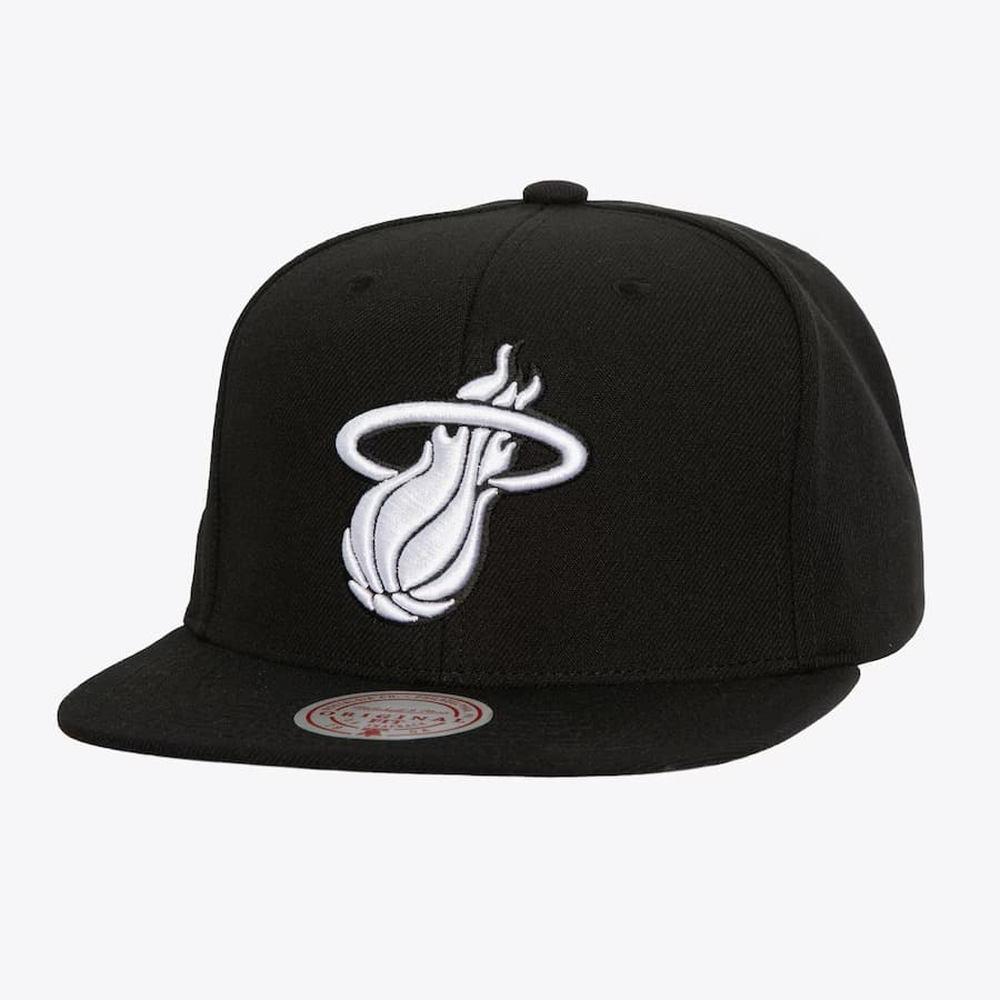 bejsbolka-mitchell-ness-black-white-miami-heat-evergreen-og-snapback-hat