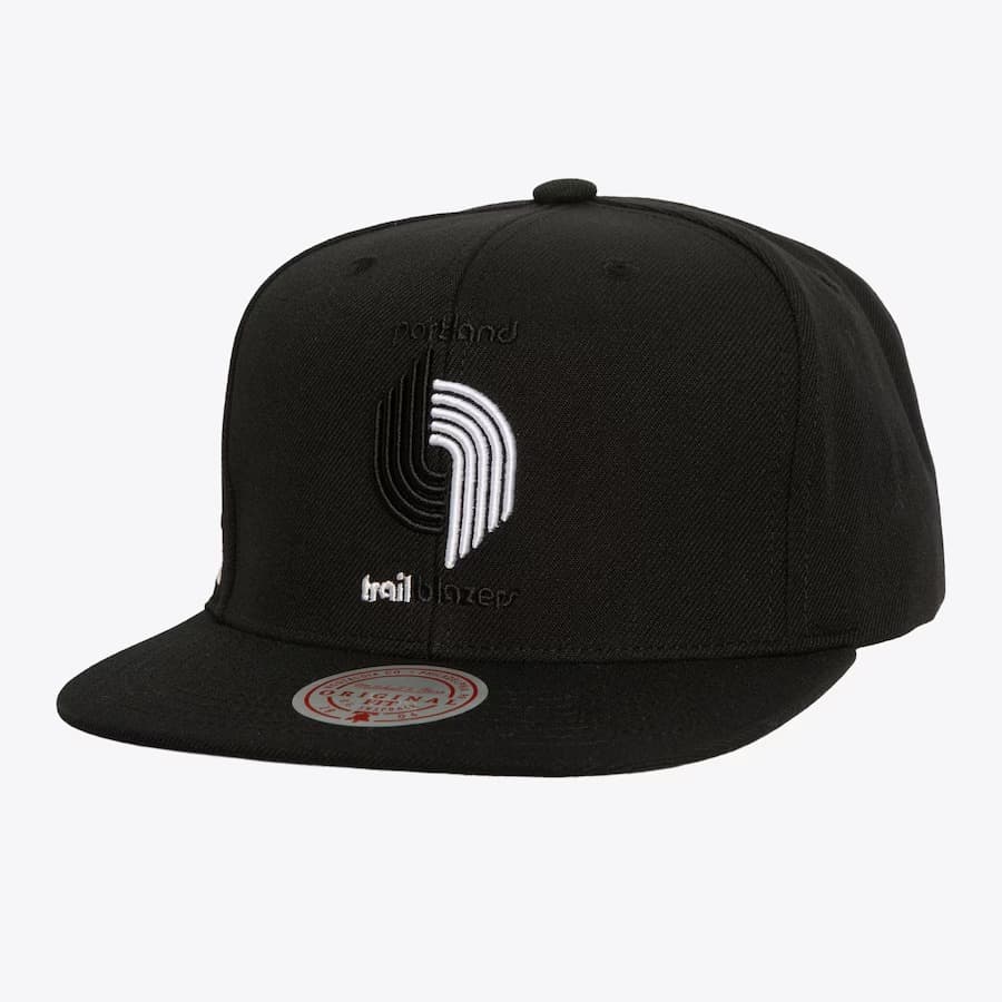 bejsbolka-mitchell-ness-black-white-portland-trail-blazers-hardwood-classics-evergreen-og-snapback-hat