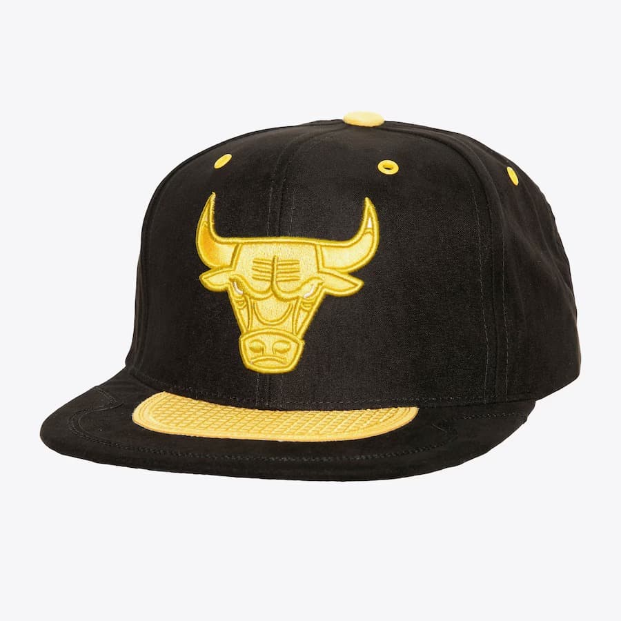 bejsbolka-mitchell-ness-black-yellow-chicago-bulls-day-4-snapback-hat