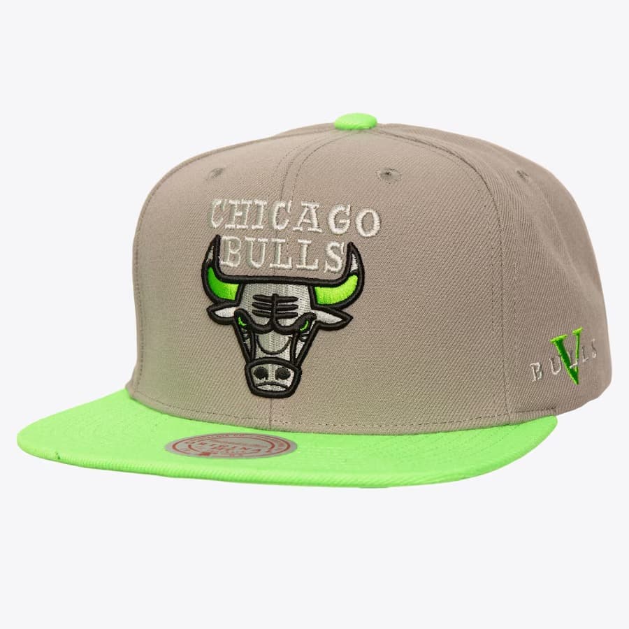 bejsbolka-mitchell-ness-gray-chicago-bulls-core-v-snapback-hat