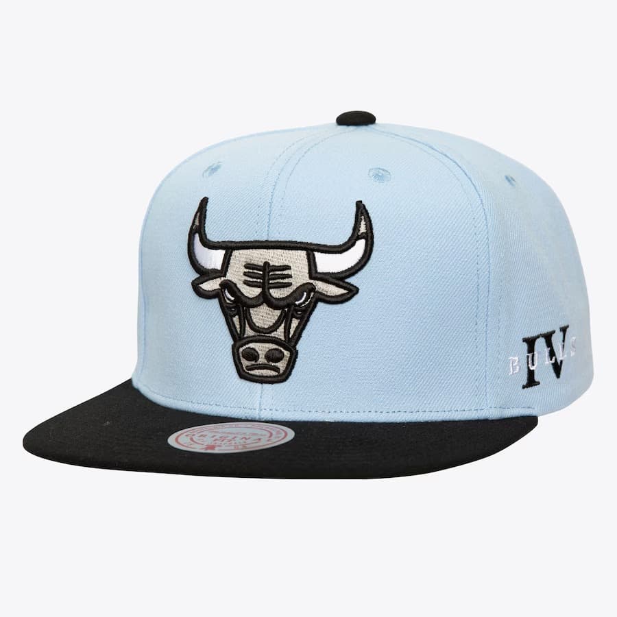 bejsbolka-mitchell-ness-light-blue-chicago-bulls-core-iv-snapback-hat