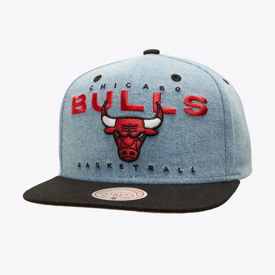 bejsbolka-mitchell-ness-light-blue-chicago-bulls-d-stressed-snapback-hat