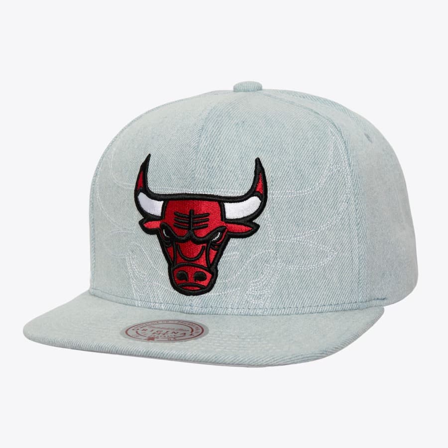 bejsbolka-mitchell-ness-light-blue-chicago-bulls-denim-stitcher-snapback-hat