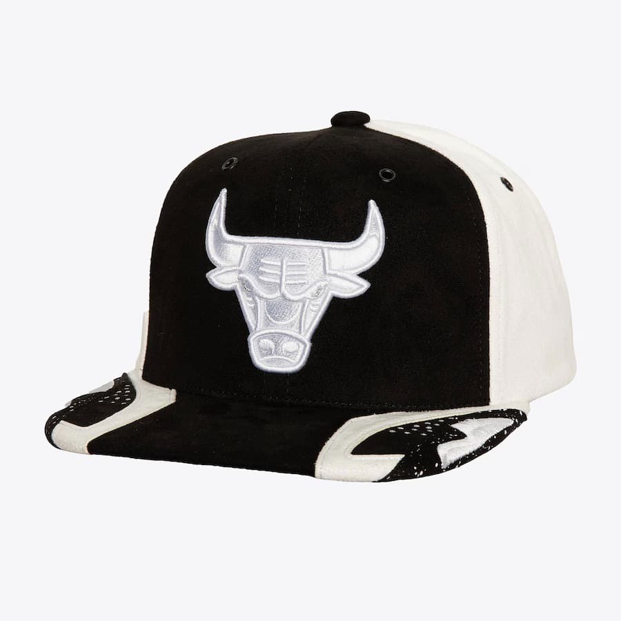 bejsbolka-mitchell-ness-white-black-chicago-bulls-day-4-snapback-hat