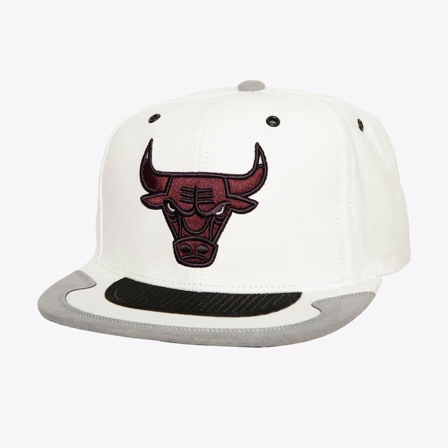 bejsbolka-mitchell-ness-white-gray-chicago-bulls-day-4-snapback-hat