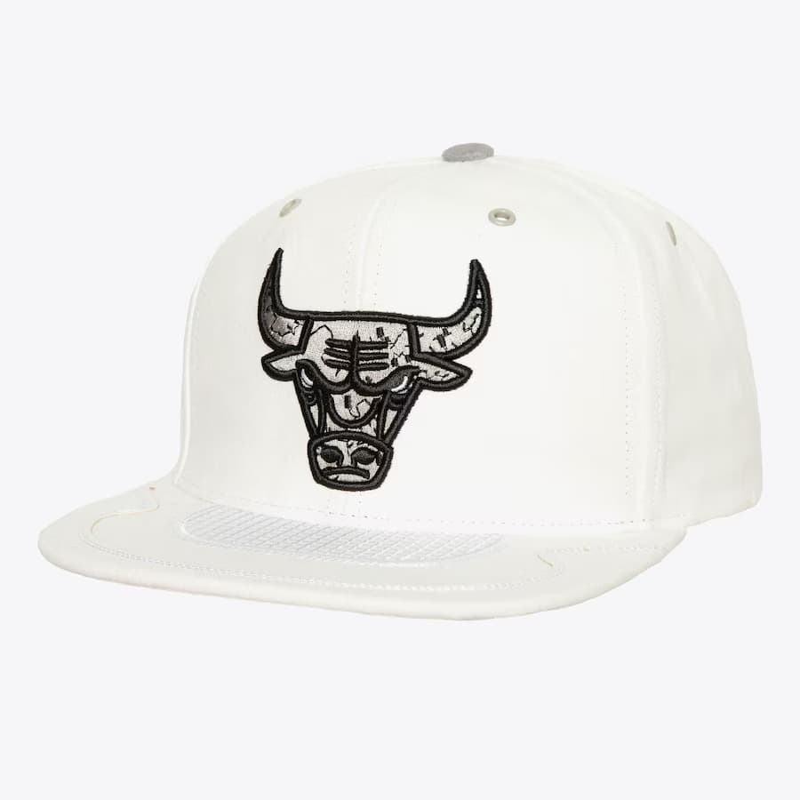 bejsbolka-mitchell-ness-white-white-chicago-bulls-day-4-snapback-hat