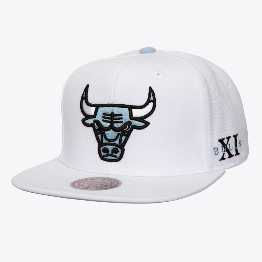 bejsbolka-mitchell-ness-white-chicago-bulls-core-xi-snapback-hat