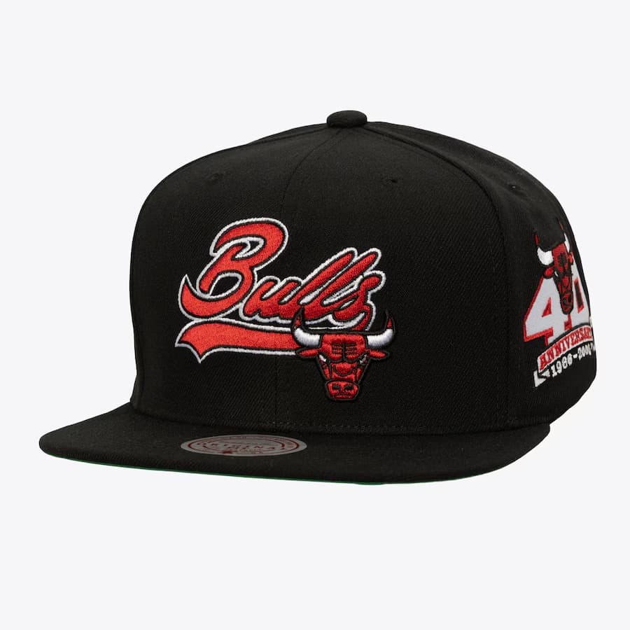 bejsbolka-mitchell-ness-black-chicago-bulls-oversweep-snapback-hat