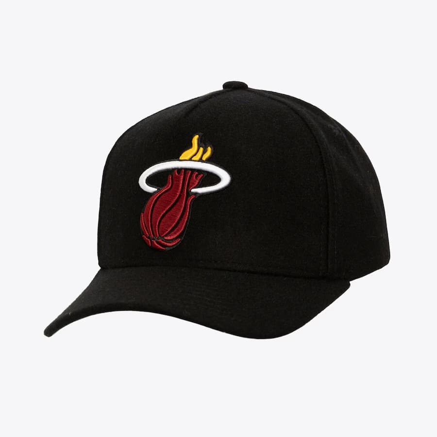 bejsbolka-mitchell-ness-black-miami-heat-kicking-wool-pro-adjustable-hat