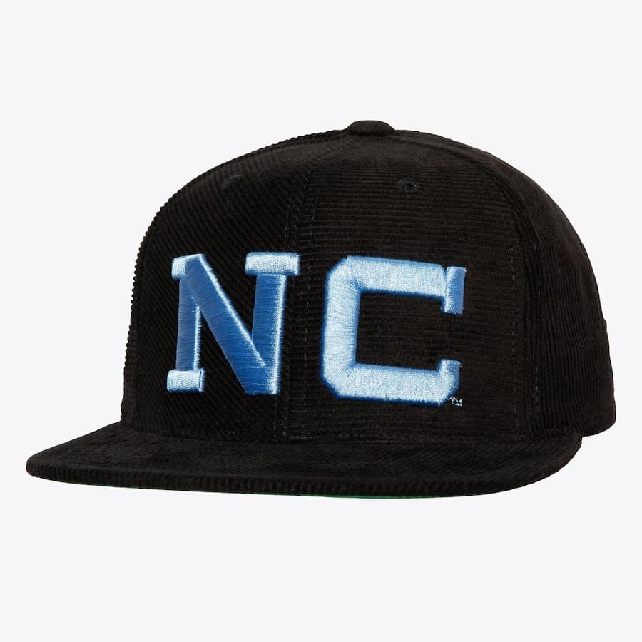 bejsbolka-mitchell-ness-black-north-carolina-tar-heels-all-directions-corduroy-snapback-hat