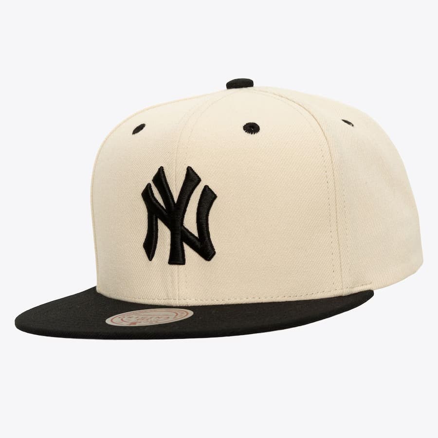 bejsbolka-mitchell-ness-cream-black-new-york-yankees-logo-snapback-hat