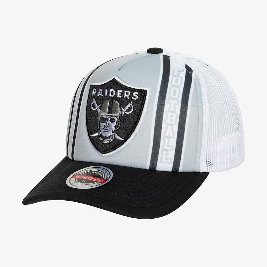 bejsbolka-mitchell-ness-silver-black-raiders-retro-trucker-adjustable-hat