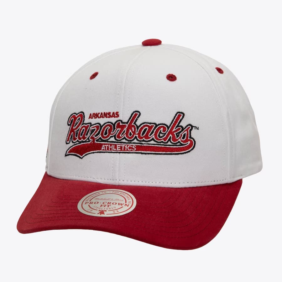 bejsbolka-mitchell-ness-white-arkansas-razorbacks-vault-collection-tail-sweep-pro-snapback-hat