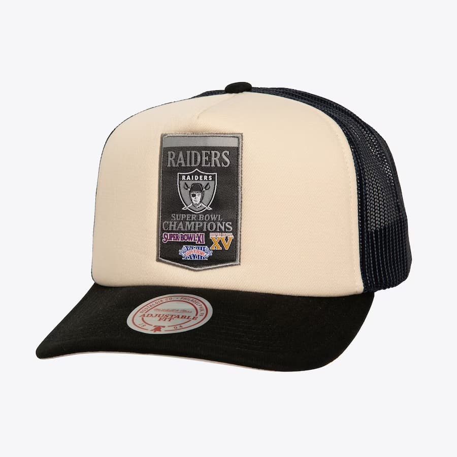 bejsbolka-mitchell-ness-white-los-angeles-raiders-gridiron-classics-bases-loaded-trucker-snapback-hat