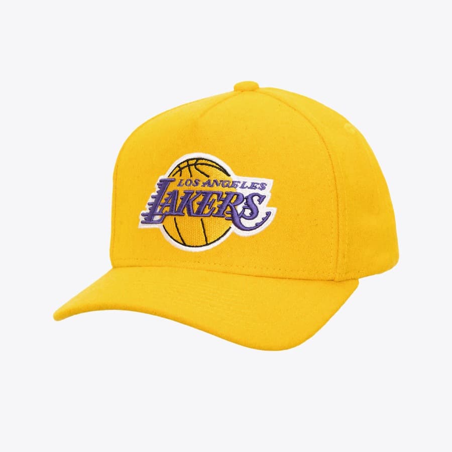 bejsbolka-mitchell-ness-yellow-los-angeles-lakers-kicking-wool-pro-adjustable-hat