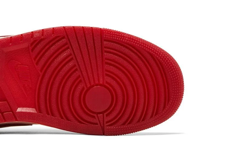 Кроссовки Wmns Air Jordan 1 Low SE 'Patent Valentine's Day'