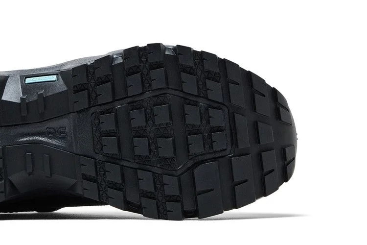 Кроссовки ON Wmns Cloudrock Low Waterproof 'Triple Black'