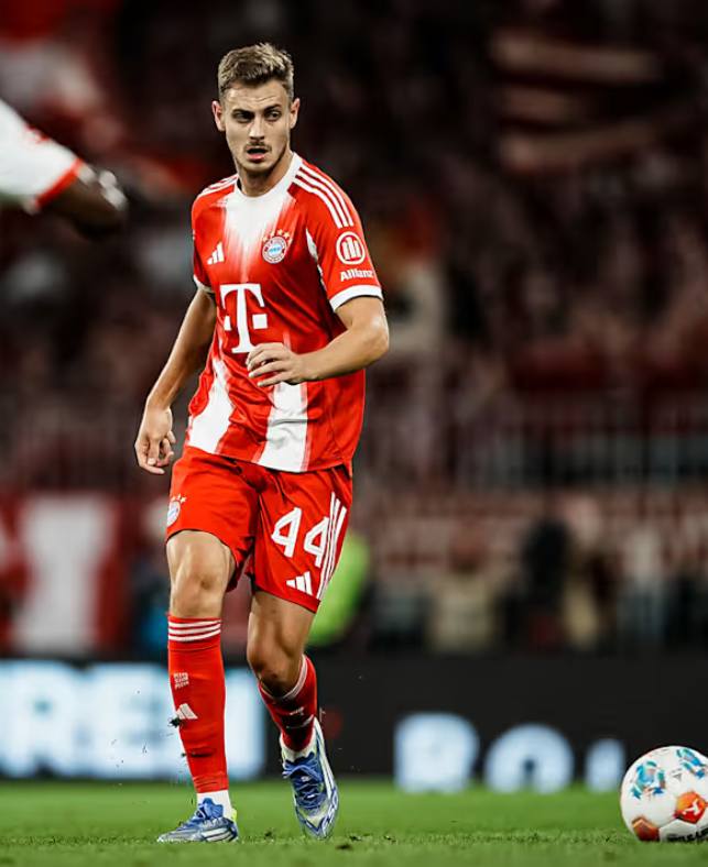 futbolnoe-dzhersi-fc-bayern-munich-home-jersey-25-26-stanisic-44