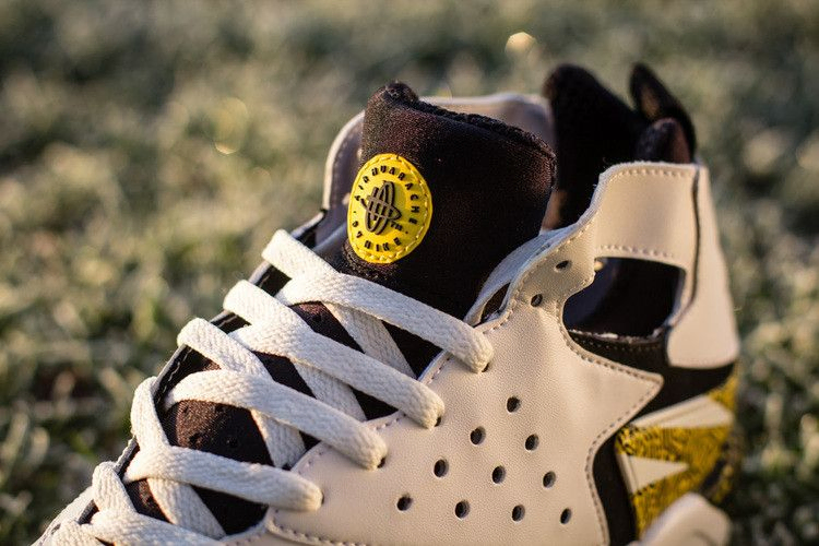 Кроссовки Nike Air Tech Challenge Huarache 'White Tour Yellow'