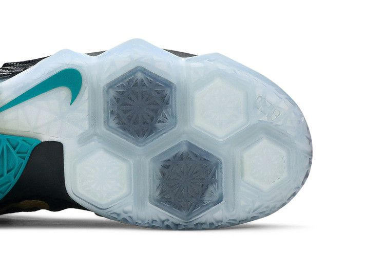 Кроссовки Nike LeBron 12 Low 'Carbon Fiber'