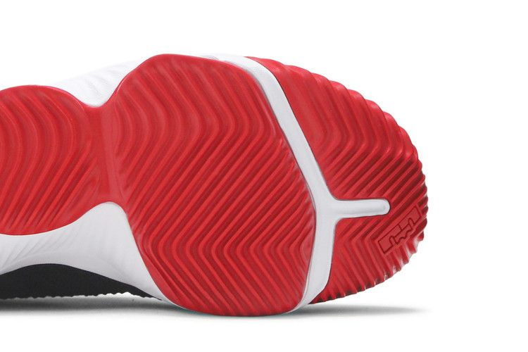 Кроссовки Nike LeBron 16 GS 'Bred'