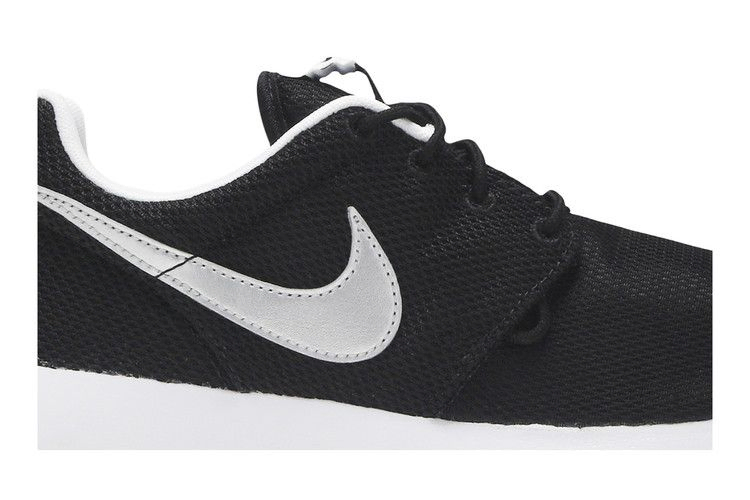 Кроссовки Nike Roshe One GS 'Black Metallic Silver'