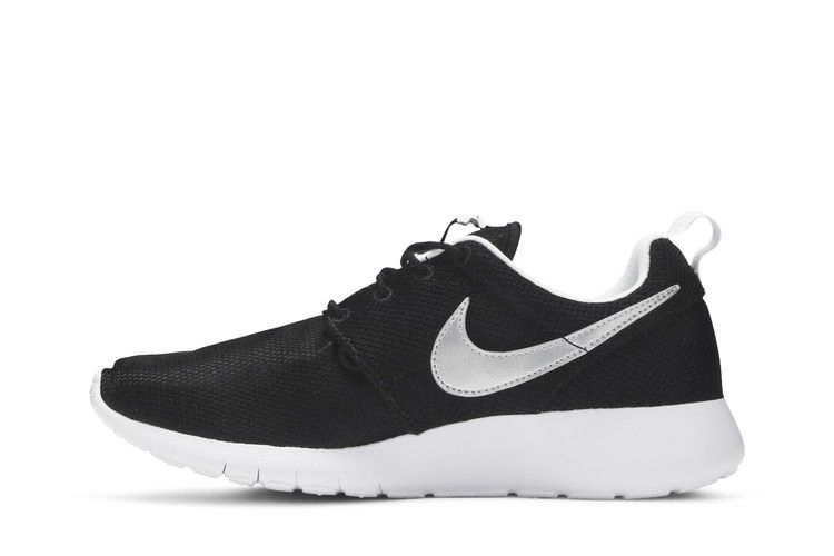 Кроссовки Nike Roshe One GS 'Black Metallic Silver'