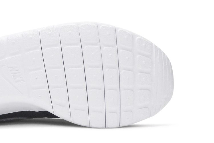 Кроссовки Nike Roshe One GS 'Black Metallic Silver'