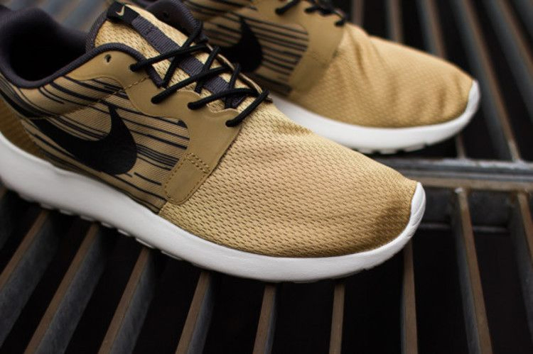 Кроссовки Nike Rosherun Hyperfuse 'Metallic Gold'