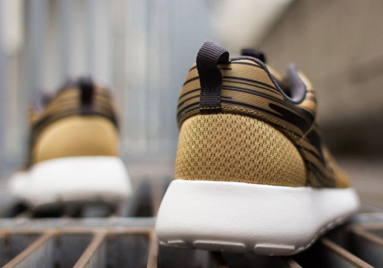 Кроссовки Nike Rosherun Hyperfuse 'Metallic Gold'