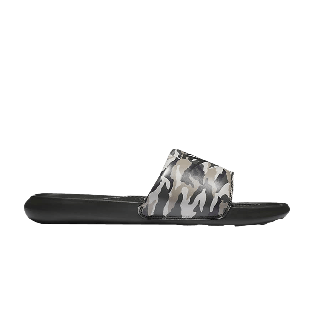 victori-one-printed-slide-camo-sequoia-sand-cn9678-300