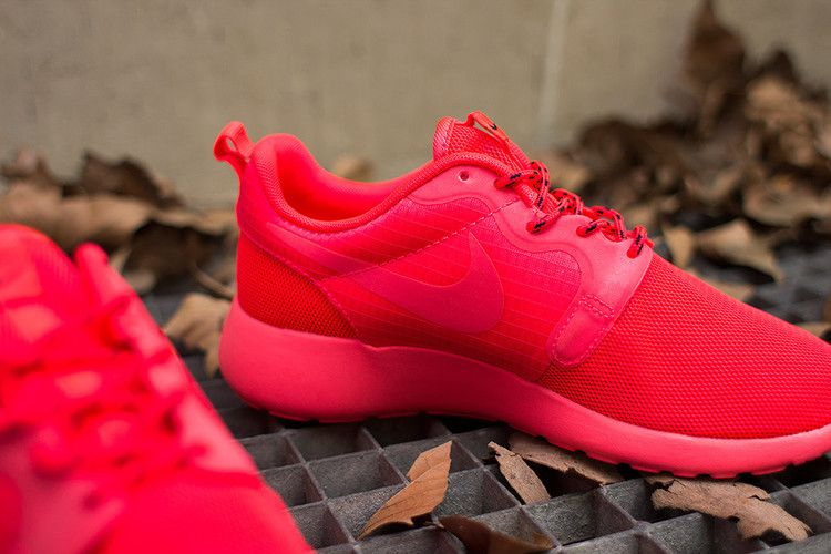 Кроссовки Nike Wmns Rosherun Hyperfuse 'Laser Crimson'