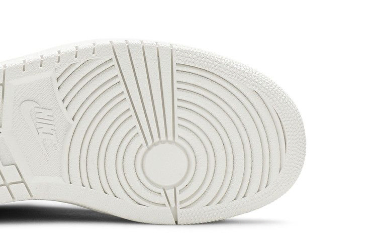 Кроссовки Wmns Air Jordan 1 Retro High Zip 'Bordeaux'