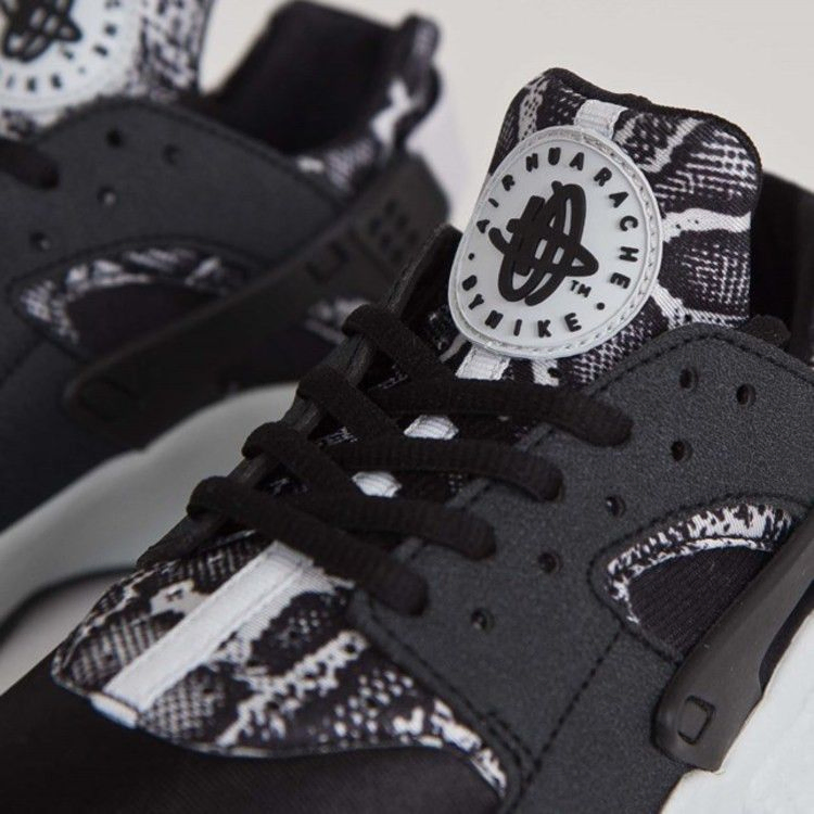 Кроссовки Nike Wmns Air Huarache Run Print 'Black Pure Platinum'